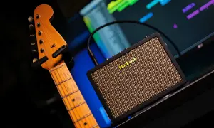 Czy gitarę elektryczną można podłączyć do słuchawek? Tak, ten mały wzmacniacz z wyjściem słuchawkowym pozwala na ciche ćwiczenie.