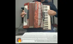 Akordeonista grający najpiękniejsze melodie świata. Nuty na stole.