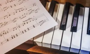 Nuty muzyczne leżące na klawiaturze keyboardu.