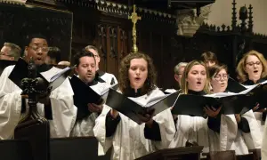 Chór śpiewa "Miserere", skupiony na tekście w księgach.