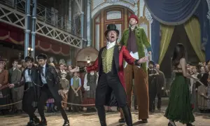 Król rozrywki, P.T. Barnum, w cyrkowym stroju wita publiczność. W tle widzimy jego artystów i widzów.