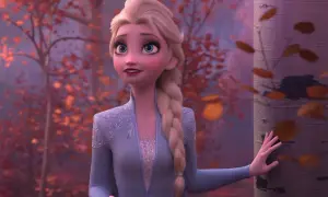 Elsa z Krainy Lodu w jesiennym lesie, słuchając nowej piosenki.