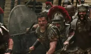 Żołnierze w zbrojach i hełmach, jeden z nich krzyczy. Muzyka do "Gladiatora" Hansa Zimmera budzi emocje.