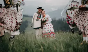 Para młoda w strojach ludowych, otoczona tańczącymi kobietami. W murowanej piwnicy nuty mogłyby opowiadać historię tej góralskiej tradycji.