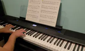 Palce pianisty tańczą po klawiszach, tworząc melodię. Nuty na pulpicie wskazują drogę.