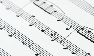 Zbliżenie na pięciolinię z nutami. Położenie nut na pięciolinii jest kluczowe do odczytania melodii.