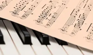 Jak grać akordami na pianinie - proste techniki dla początkujących