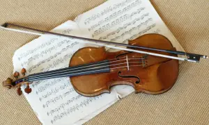 Stradivarius – ile kosztują skrzypce warte miliony? Na zdjęciu piękny instrument i nuty.