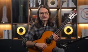 Mężczyzna gra na gitarze klasycznej, idealnej do nauki. Proste nuty na gitarze dla początkujących czekają na odkrycie.