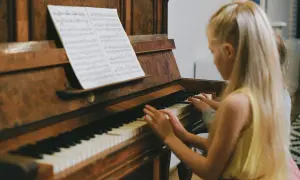 Dzieci uczą się grać na pianinie, korzystając z nut na keyboard dla dzieci literowych.