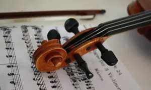 Nuty na skrzypce dla początkujących leżą obok instrumentu.