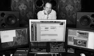 Hans Zimmer w swoim studiu, otoczony sprzętem, tworzy muzykę do swoich słynnych filmów.