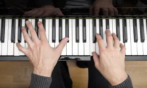 Ja i pianino. Dłonie na klawiszach, gotowe do stworzenia melodii.
