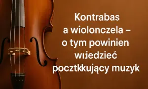 Zbliżenie na drewniany kontrabas z białym tekstem na brązowym tle.