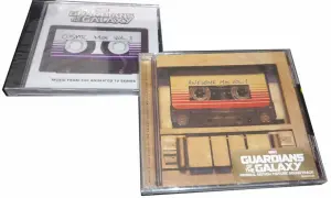 Dwie płyty CD ze ścieżką dźwiękową Strażników Galaktyki. Jedna z nich to "Cosmic Mix Vol. 1" z serialu animowanego, druga to "Awesome Mix Vol. 1" z filmu.