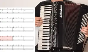 Nuty z akordami na akordeon klawiszowy. Ręce grające na klawiszach, miech akordeonu.