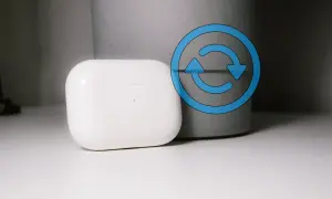 Białe etui AirPods z niebieskim symbolem resetowania.