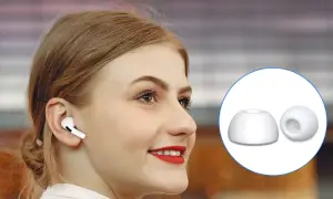 Kobieta z białymi słuchawkami AirPods Pro w uchu i zbliżenie na gumki.
