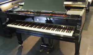 Błyszczący fortepian Steinway & Sons, jeden z najbardziej cenionych **marek fortepianów**, gotowy do wykonania pięknej melodii.