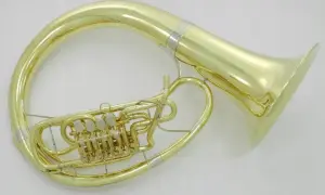 Błyszczący, złoty, duży instrument dęty z zaworami, owinięty wokół ciała muzyka, gotowy do wydobycia głębokich dźwięków.