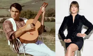 Mężczyzna gra na gitarze w plenerze, kobieta w czarnej sukience siedzi.