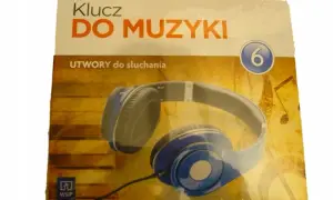 Słuchawki z niebieskimi elementami na tle nut i napisu "Klucz do muzyki". Idealne do słuchania utworów, może nawet kwartetów.