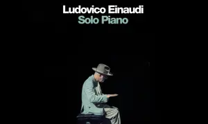 Ludovico Einaudi Solo Piano. Kompozytor w kapeluszu gra na fortepianie, niczym nietykalni w swoim świecie muzyki.