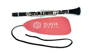 Czarny klarnet, jaki to instrument, leży obok różowego pokrowca z logo Slavik Music.