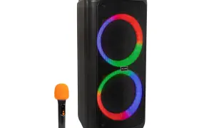 Czarny głośnik z kolorowymi pierścieniami LED i mikrofonem. Dowiedz się, jak podłączyć głośnik JBL do komputera przez kabel, aby cieszyć się dźwiękiem.