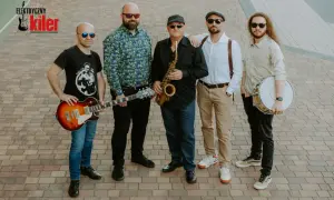 Zespół Elektryczny Kiler, autorzy ścieżki dźwiękowej do filmu Kiler, pozują do zdjęcia z instrumentami.
