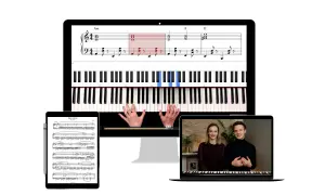 Kolędy nuty na pianino wyświetlane na ekranie komputera, tabletu i laptopa. Widać klawiaturę, ręce grające i fragmenty nut.