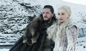 Jon Snow i Daenerys Targaryen w zimowym krajobrazie, jakby z muzyki z Gry o Tron.