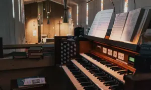 Jak zagrać na organach Sto lat - proste akordy na każdą okazję