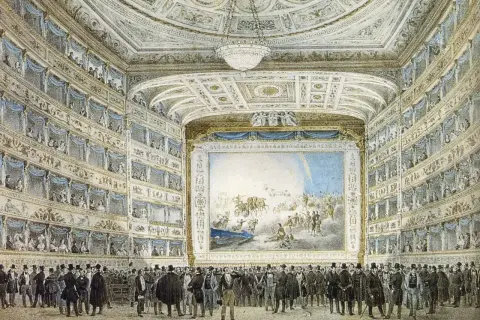 Widownia teatru z lożami pełnymi widzów, scena z malowidłem i tłum elegancko ubranych panów na parterze. Idealne miejsce na opery Verdiego.