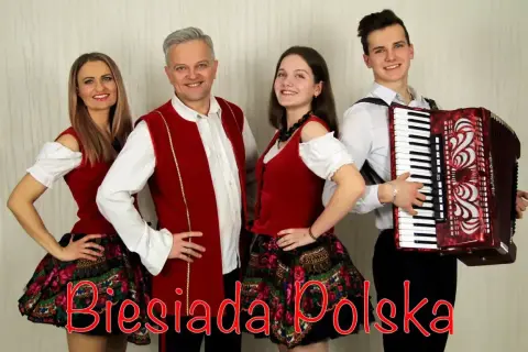 Zespół grający piosenki na akordeon biesiadne. Wesoła rodzina w strojach ludowych.