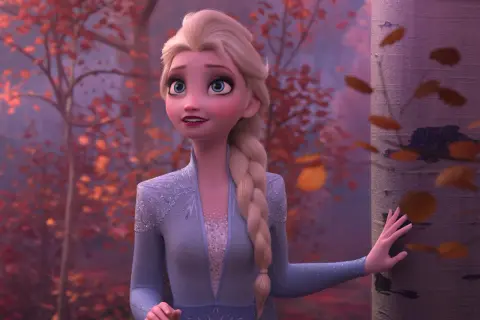 Elsa z Krainy Lodu w jesiennym lesie, słuchając nowej piosenki.