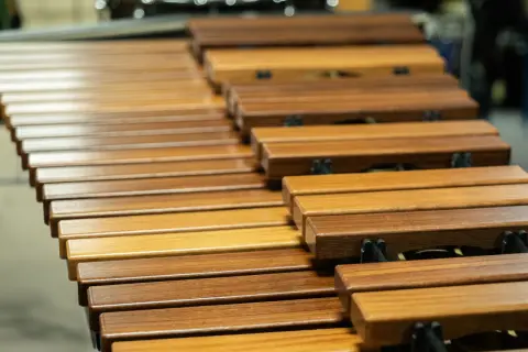 Drewniane klawisze marimby, piękne instrumenty perkusyjne melodyczne, czekają na uderzenia pałeczek, by wydać czyste dźwięki.