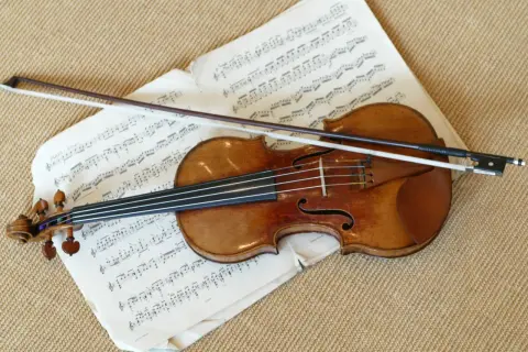 Stradivarius – ile kosztują skrzypce warte miliony? Na zdjęciu piękny instrument i nuty.