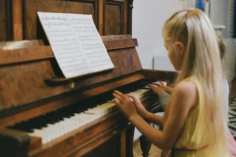 Dzieci uczą się grać na pianinie, korzystając z nut na keyboard dla dzieci literowych.
