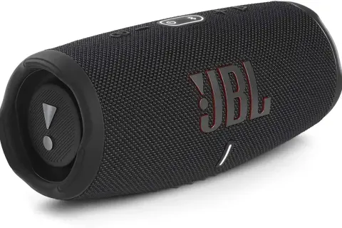 Czarny głośnik JBL z czerwonym logo. Dowiedz się, jak sparować słuchawki JBL bezprzewodowe z telefonem, aby cieszyć się muzyką.