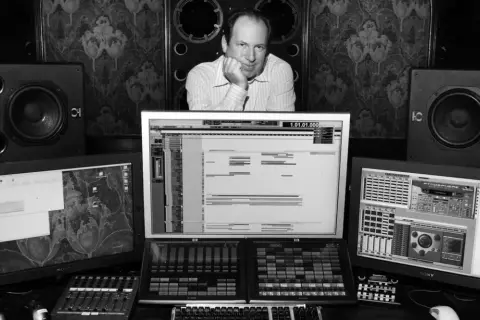 Hans Zimmer w swoim studiu, otoczony sprzętem, tworzy muzykę do swoich słynnych filmów.