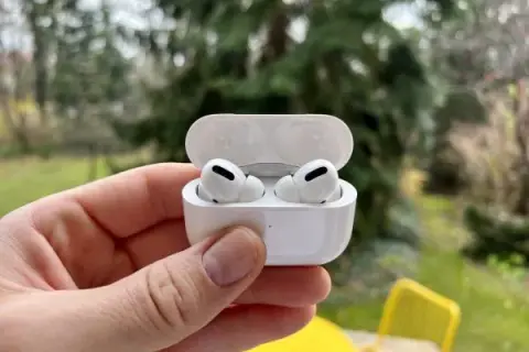 Jak odebrać rozmowę na AirPods - proste sposoby i porady