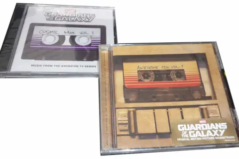 Dwie płyty CD ze ścieżką dźwiękową Strażników Galaktyki. Jedna z nich to "Cosmic Mix Vol. 1" z serialu animowanego, druga to "Awesome Mix Vol. 1" z filmu.