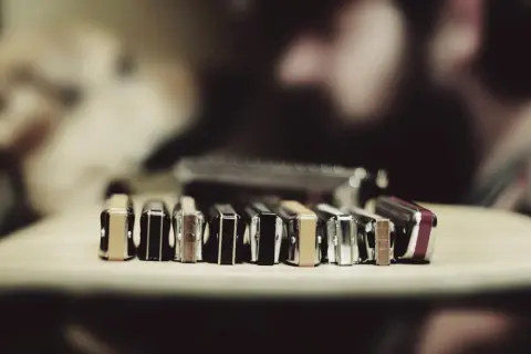 Rząd harmonijek ustnych, idealnych na początek przygody z muzyką. Proste nuty na harmonijkę ustną dla początkujących czekają!