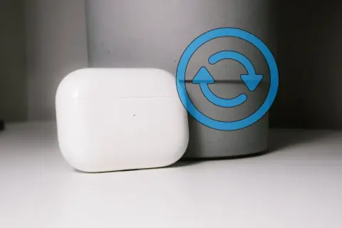 Białe etui AirPods z niebieskim symbolem resetowania.