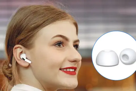 Kobieta z białymi słuchawkami AirPods Pro w uchu i zbliżenie na gumki.