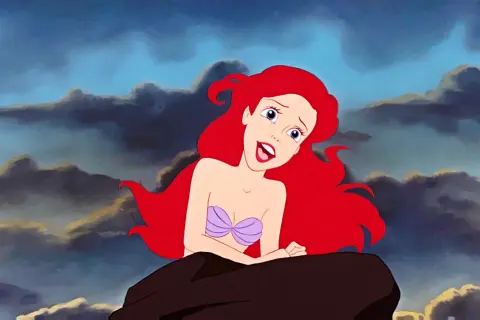 Ariel z "Małej Syrenki" na skale, z burzowymi chmurami w tle. W jej oczach widać marzenie o śpiewaniu w świecie ludzi, jak w pięknych **disney piosenki**.