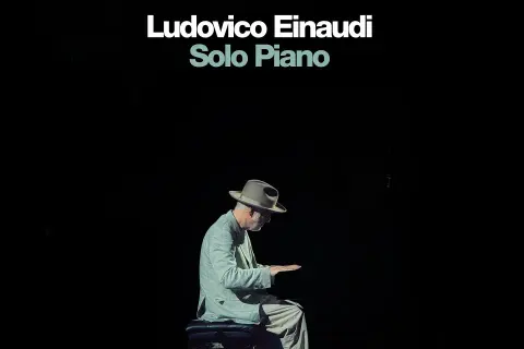 Ludovico Einaudi Solo Piano. Kompozytor w kapeluszu gra na fortepianie, niczym nietykalni w swoim świecie muzyki.