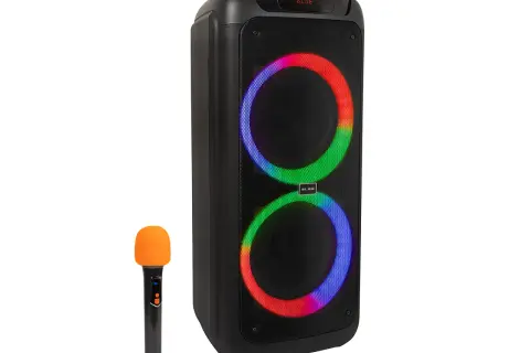 Czarny głośnik z kolorowymi pierścieniami LED i mikrofonem. Dowiedz się, jak podłączyć głośnik JBL do komputera przez kabel, aby cieszyć się dźwiękiem.