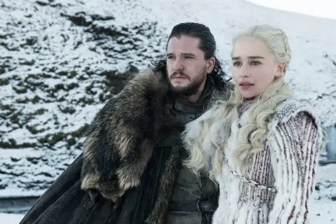Jon Snow i Daenerys Targaryen w zimowym krajobrazie, jakby z muzyki z Gry o Tron.